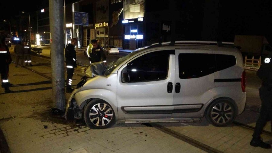 Kontrolden Çıkan Araç Tramvay Elektrik Direğine Çarptı: 1 Ölü, 3 Yaralı