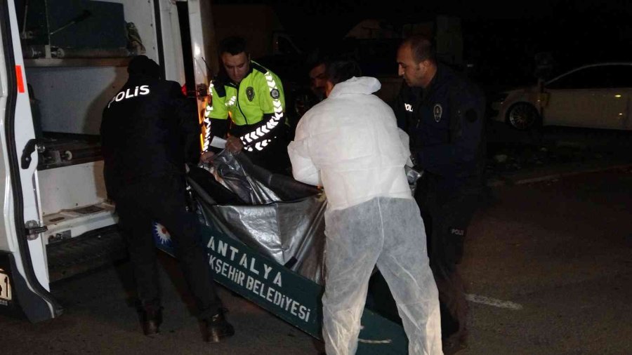 Kontrolden Çıkan Araç Tramvay Elektrik Direğine Çarptı: 1 Ölü, 3 Yaralı