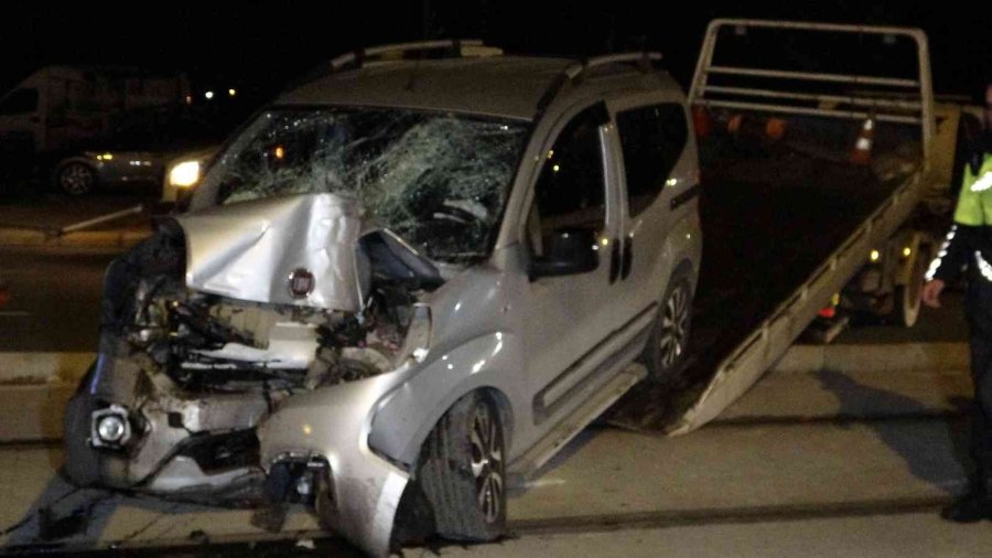 Kontrolden Çıkan Araç Tramvay Elektrik Direğine Çarptı: 1 Ölü, 3 Yaralı