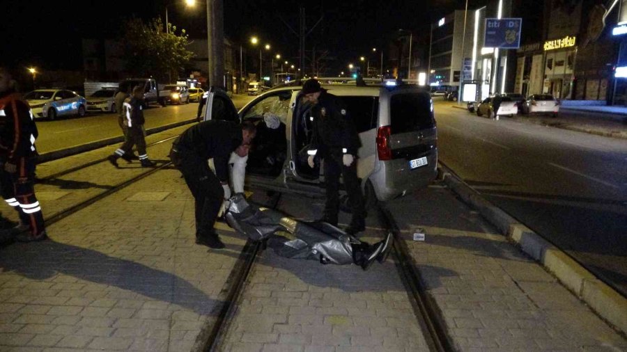 Kontrolden Çıkan Araç Tramvay Elektrik Direğine Çarptı: 1 Ölü, 3 Yaralı