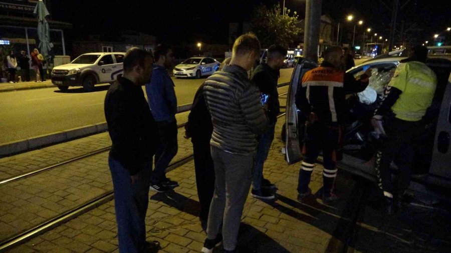 Kontrolden Çıkan Araç Tramvay Elektrik Direğine Çarptı: 1 Ölü, 3 Yaralı