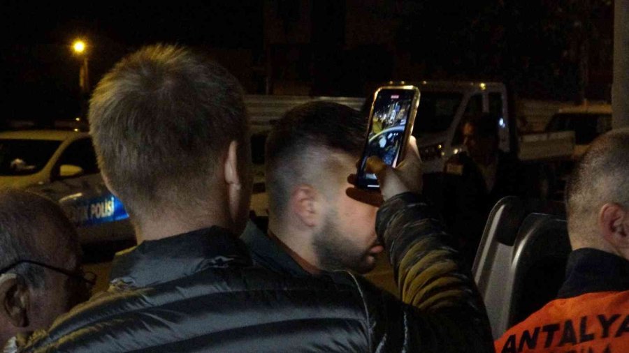 Kontrolden Çıkan Araç Tramvay Elektrik Direğine Çarptı: 1 Ölü, 3 Yaralı