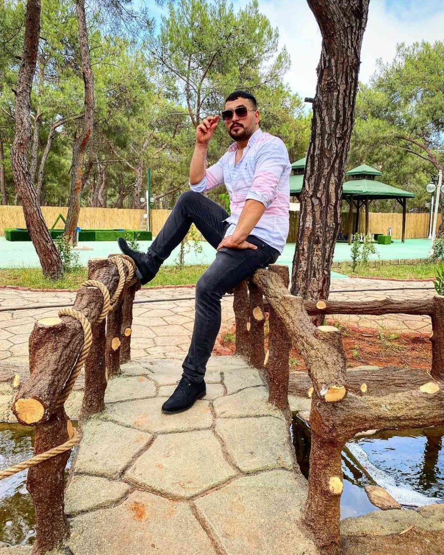 Kontrolden Çıkan Araç Tramvay Elektrik Direğine Çarptı: 1 Ölü, 3 Yaralı