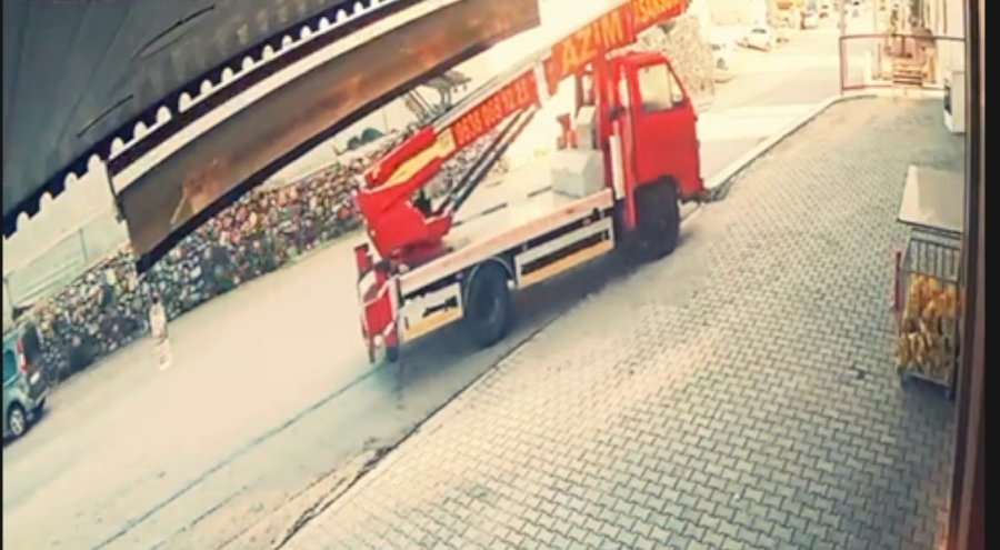 Park Halindeki Yük Taşıma Asansörü Kaldırıma Çıkarak Devrildi