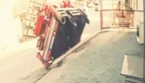 Park Halindeki Yük Taşıma Asansörü Kaldırıma Çıkarak Devrildi