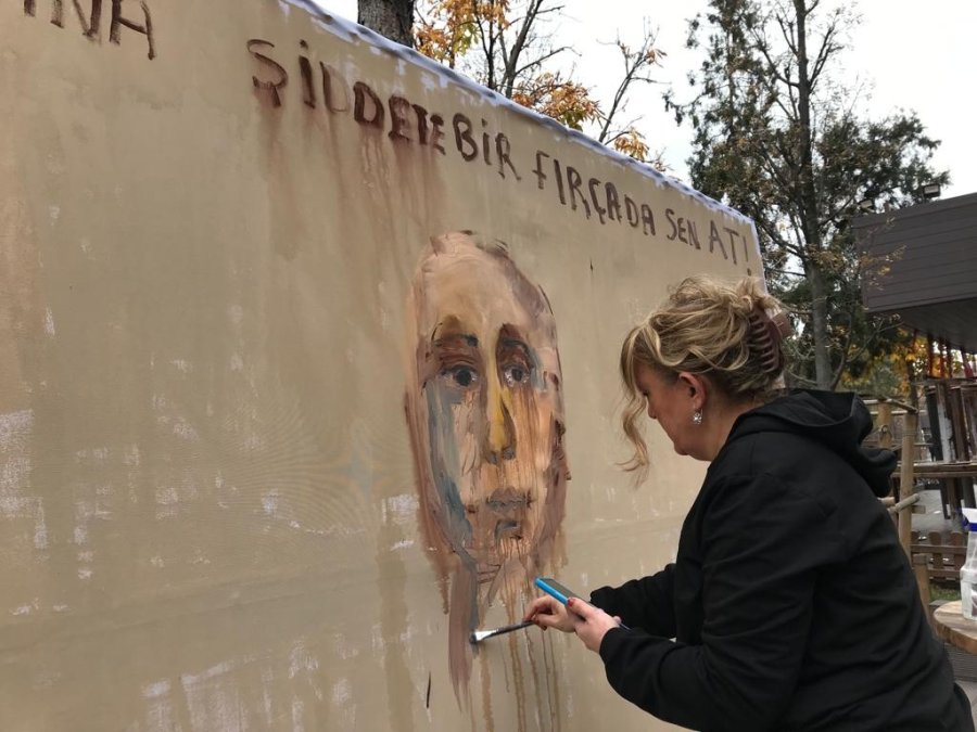 Eskişehirli Ressam Ve Vatandaşlar Kadına Şiddete Resim Yaparak Tepki Gösterdi