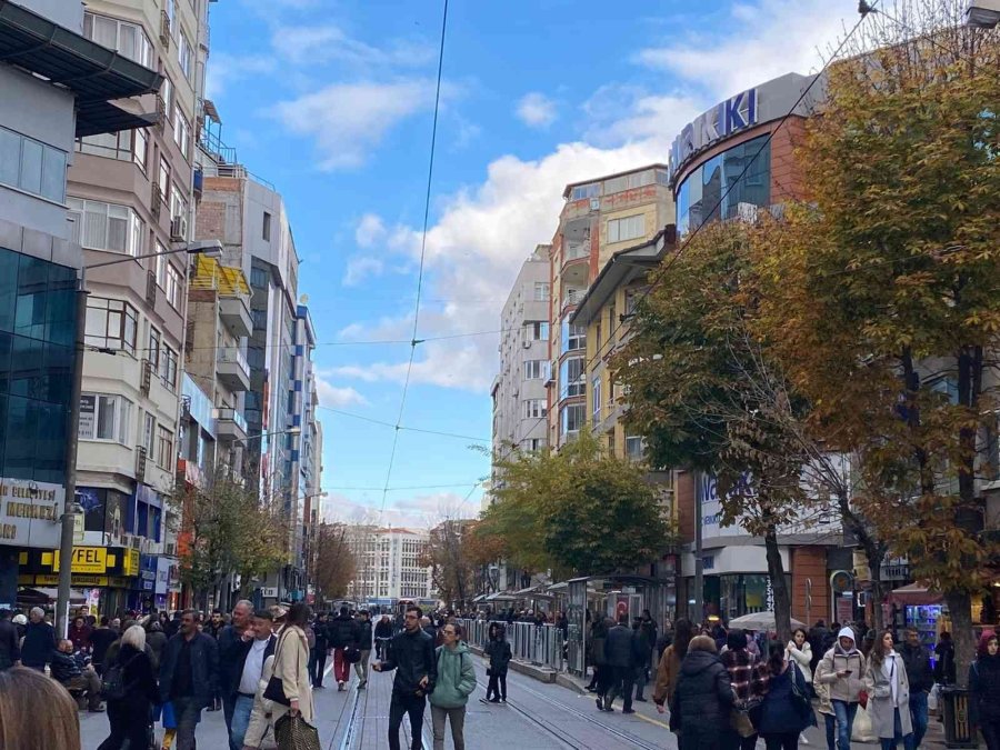 Eskişehir’de Soğuk Havaya Rağmen Ortaya Çıkan Alışveriş Kalabalığı Dikkat Çekti