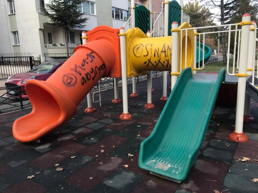 Çocuk Parkında Yapılan Çizim Ve Yazılar Çirkin Görüntüler Oluşturdu