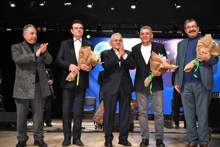 Başkan Büyükkılıç, Konser Ve Şiir Dinletisinde Şarkı Söyledi