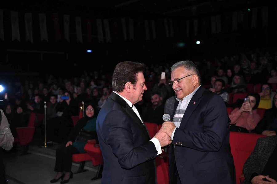 Başkan Büyükkılıç, Konser Ve Şiir Dinletisinde Şarkı Söyledi