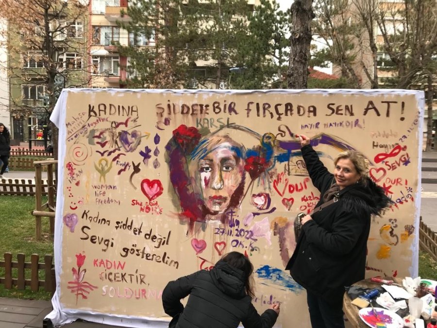 Eskişehirli Ressam Ve Vatandaşlar Kadına Şiddete Resim Yaparak Tepki Gösterdi