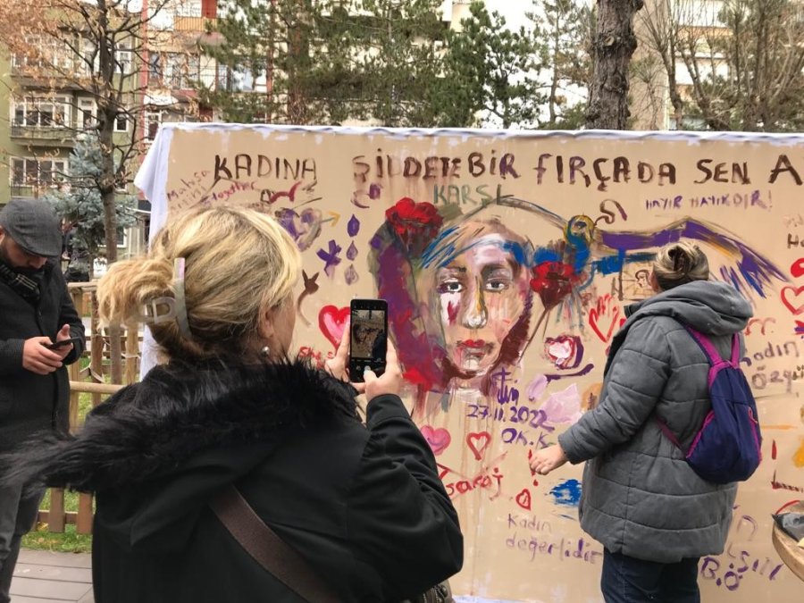 Eskişehirli Ressam Ve Vatandaşlar Kadına Şiddete Resim Yaparak Tepki Gösterdi