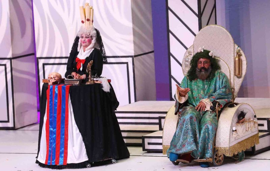 ‘huysuz’ Aşt Doğu Garajı Sahnesi’nde İlk Kez Perde Açtı