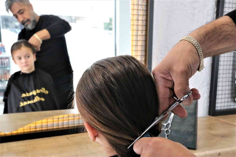 Minik Şeyda, Lösemi Tedavisi Gören Çocuklara Peruk Olması İçin Saçlarını Kestirdi