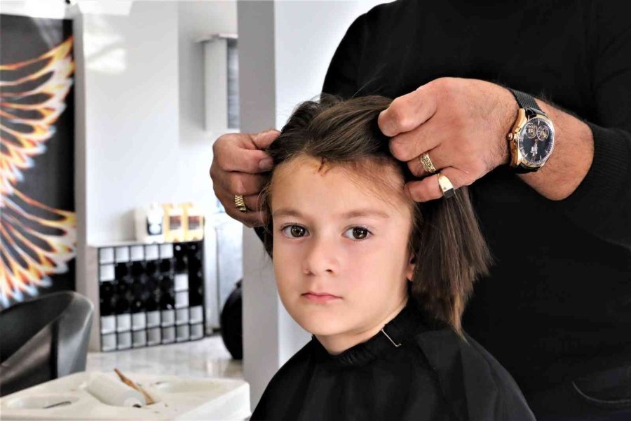 Minik Şeyda, Lösemi Tedavisi Gören Çocuklara Peruk Olması İçin Saçlarını Kestirdi