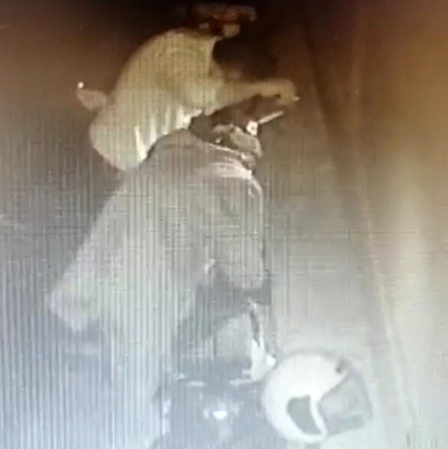 Motosiklet Hırsızlarının Rahat Tavrı Güvenlik Kameralarına Yansıdı