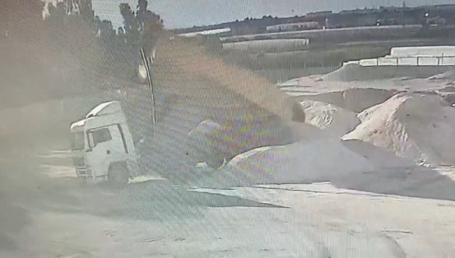 Hazır Beton Şantiyesinde Kum Boşaltan Kamyon Devrildi
