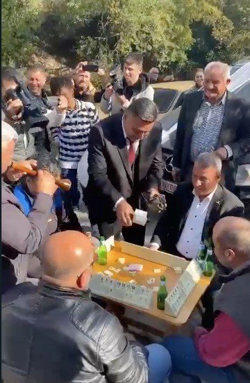 Antalya’da Damada Bulaşık Önlüğü, Ayva Ve Salatalık Taktılar