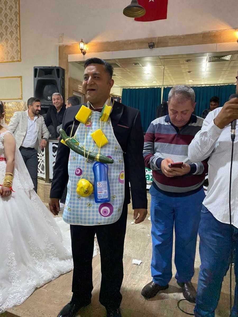 Antalya’da Damada Bulaşık Önlüğü, Ayva Ve Salatalık Taktılar