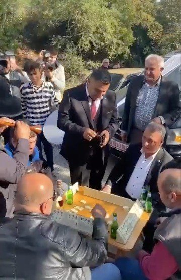 Antalya’da Damada Bulaşık Önlüğü, Ayva Ve Salatalık Taktılar
