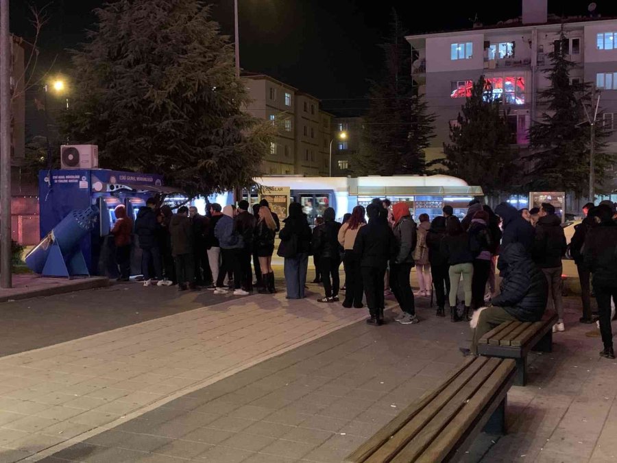 Ucuz Şebeke Suyu İçin Son Ana Kadar Sırada Beklediler