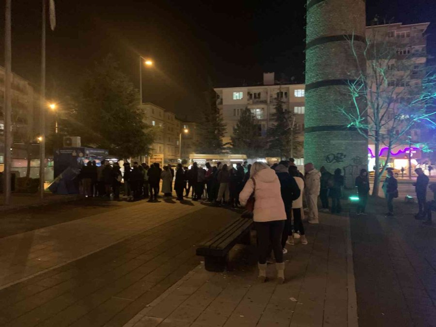 Ucuz Şebeke Suyu İçin Son Ana Kadar Sırada Beklediler