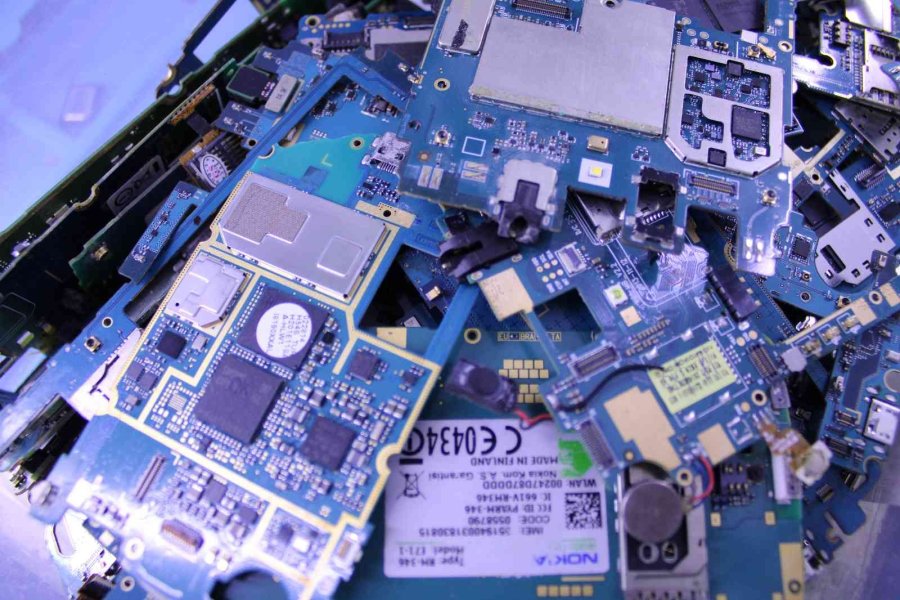 Hurda Cihazların İçinde Altın Arıyor