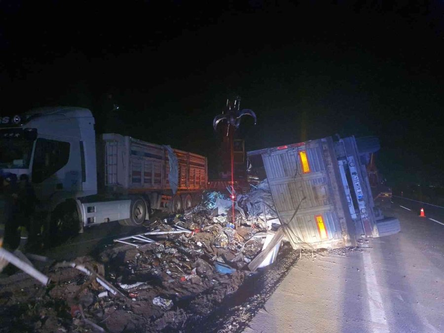 Kontrolden Çıkan Hurda Yüklü Tır Devrildi