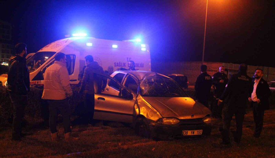 Tramvay Yoluna Giren Otomobil Takla Attı