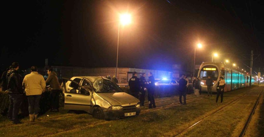 Tramvay Yoluna Giren Otomobil Takla Attı