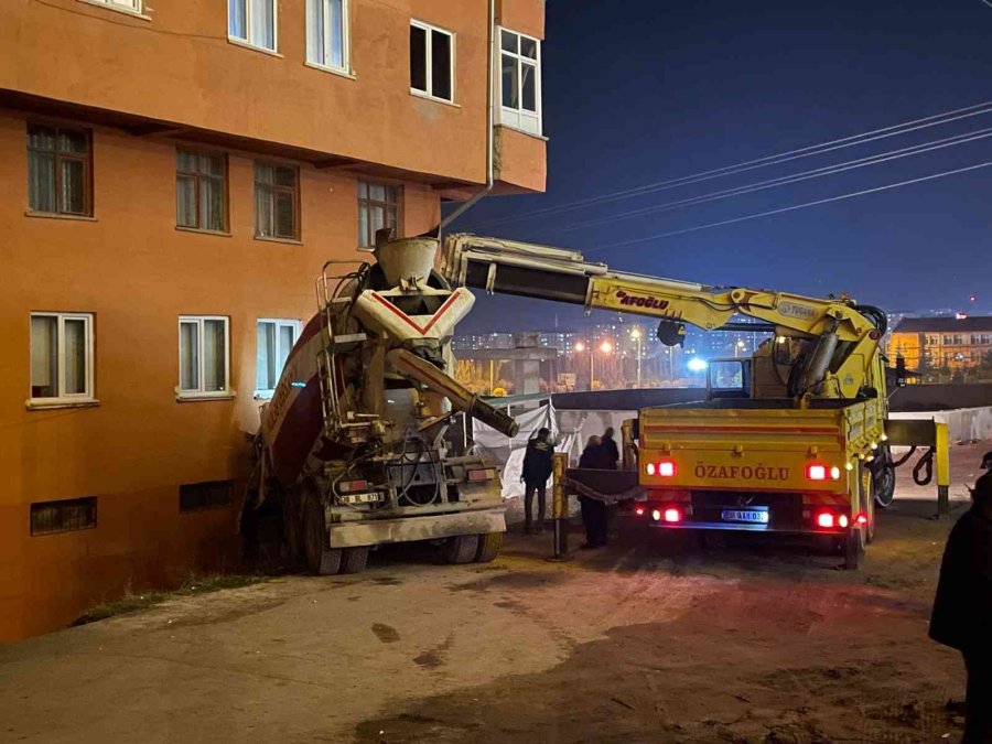 Freni Boşalan Beton Mikseri Binaya Girdi