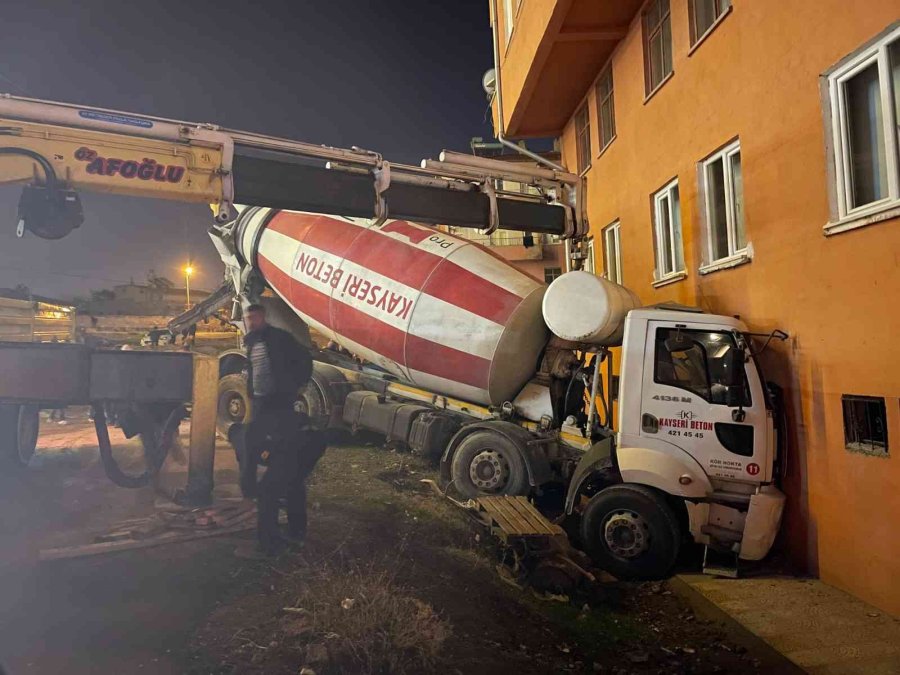Freni Boşalan Beton Mikseri Binaya Girdi