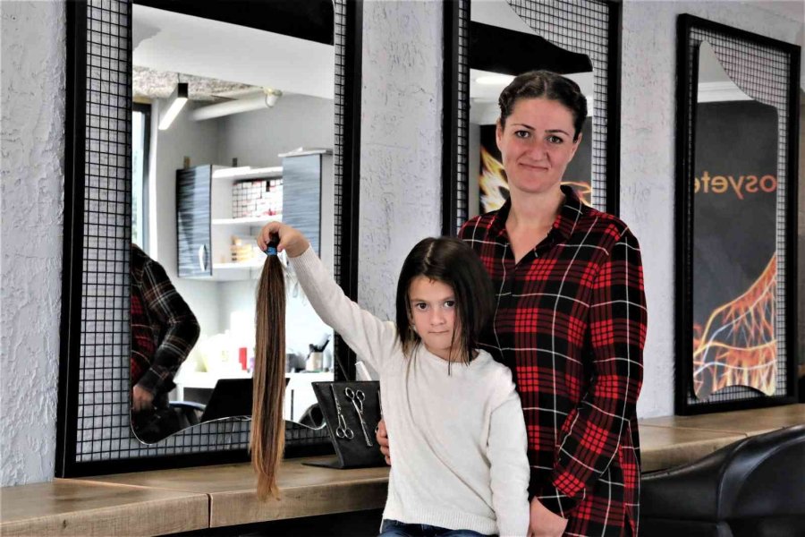 Minik Şeyda, Lösemi Tedavisi Gören Çocuklara Peruk Olması İçin Saçlarını Kestirdi