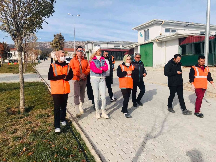 Tuğba Özay Konya’daki Hayvan Barınağını Gezdi