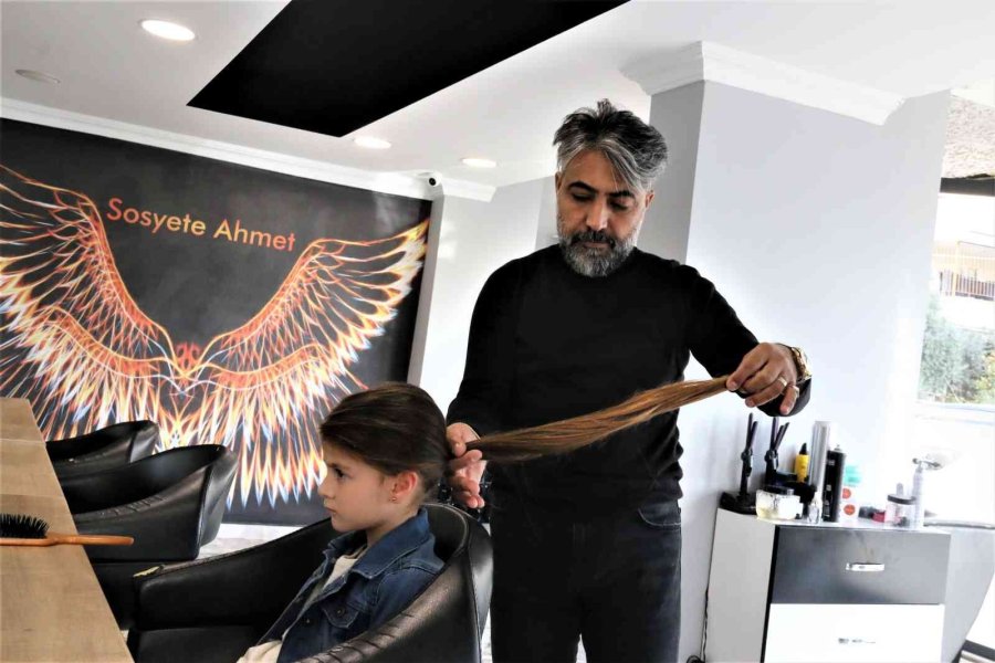 Minik Şeyda, Lösemi Tedavisi Gören Çocuklara Peruk Olması İçin Saçlarını Kestirdi