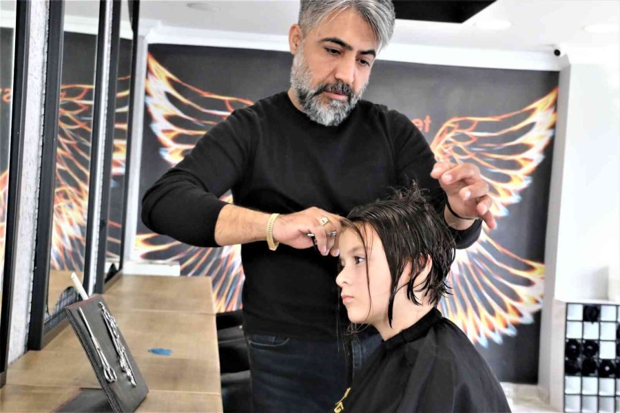 Minik Şeyda, Lösemi Tedavisi Gören Çocuklara Peruk Olması İçin Saçlarını Kestirdi