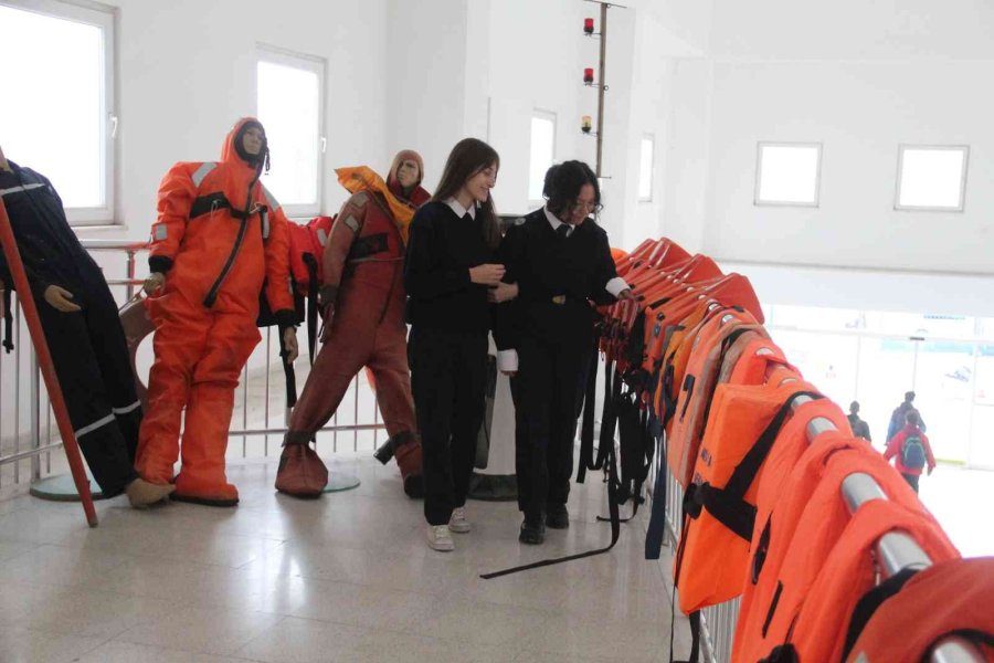 Genç Kızların Yeni Gözdesi Denizcilik