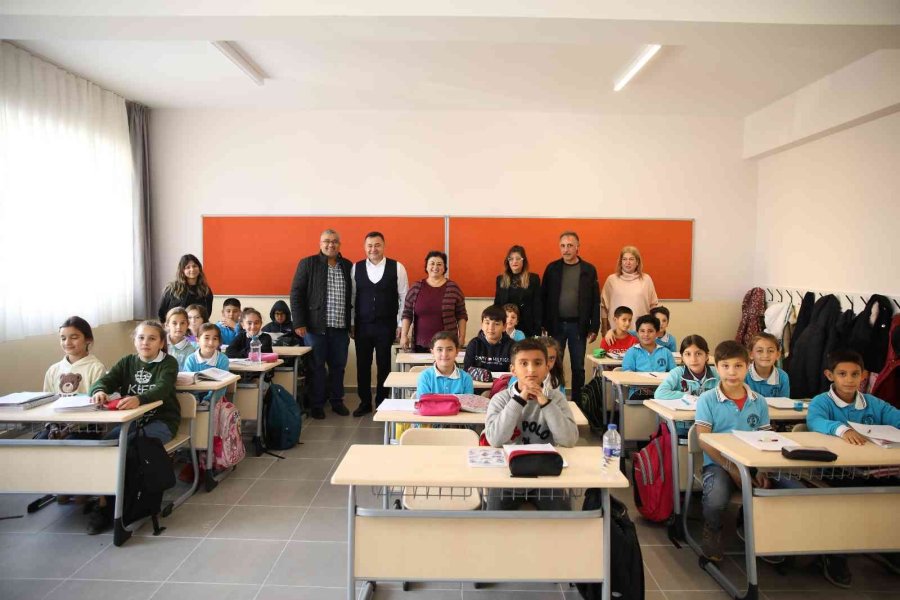 Hem Güçlendirilen Hem De Büyüyen Okuldan Başkan Yücel’e Plaket