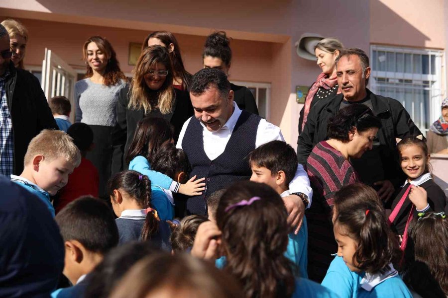 Hem Güçlendirilen Hem De Büyüyen Okuldan Başkan Yücel’e Plaket