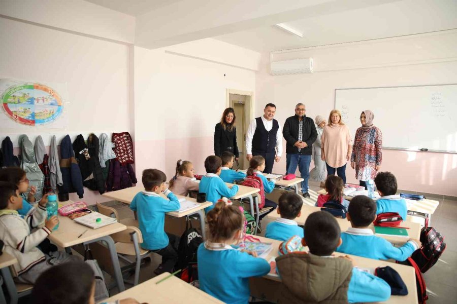 Hem Güçlendirilen Hem De Büyüyen Okuldan Başkan Yücel’e Plaket