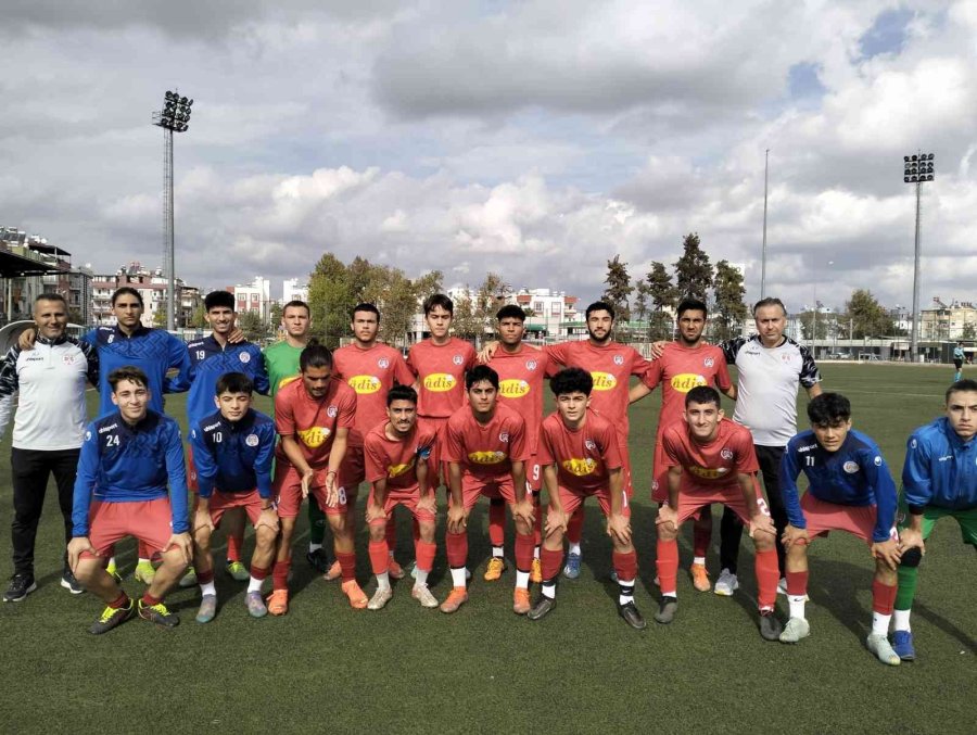 Döşemealtı U-18 Futbol Takımından Farklı Galibiyet