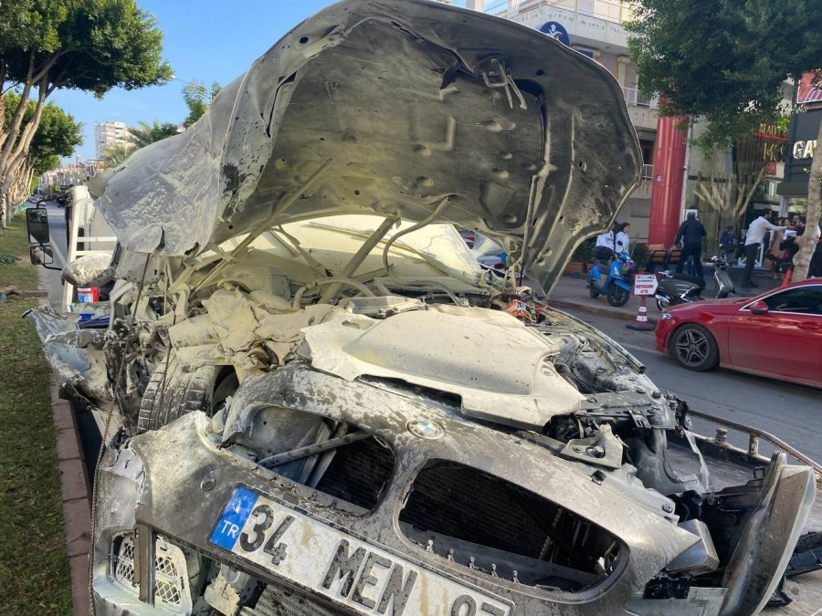 Ağaca Çarparak Durabilen Lüks Otomobil Hurdaya Döndü