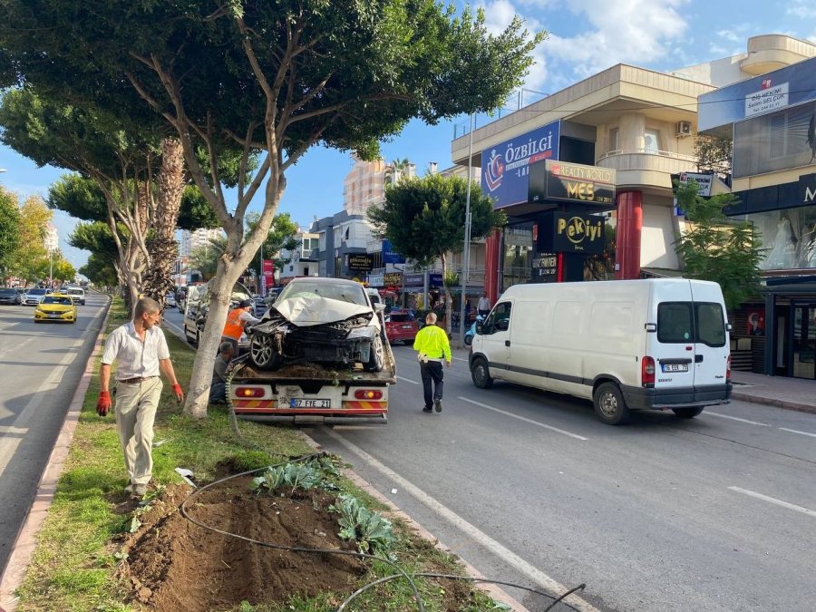 Ağaca Çarparak Durabilen Lüks Otomobil Hurdaya Döndü