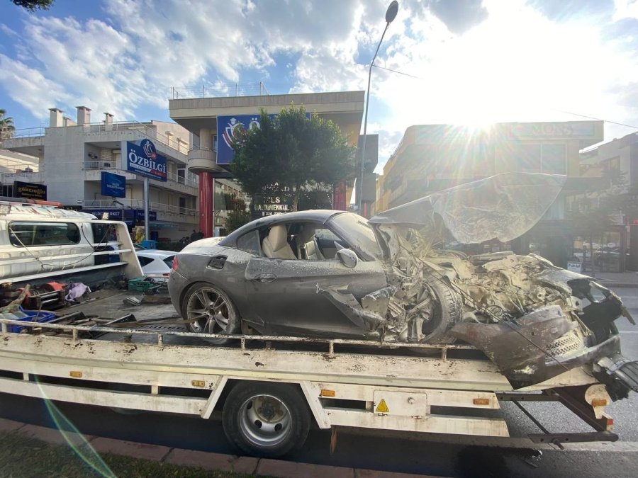 Ağaca Çarparak Durabilen Lüks Otomobil Hurdaya Döndü