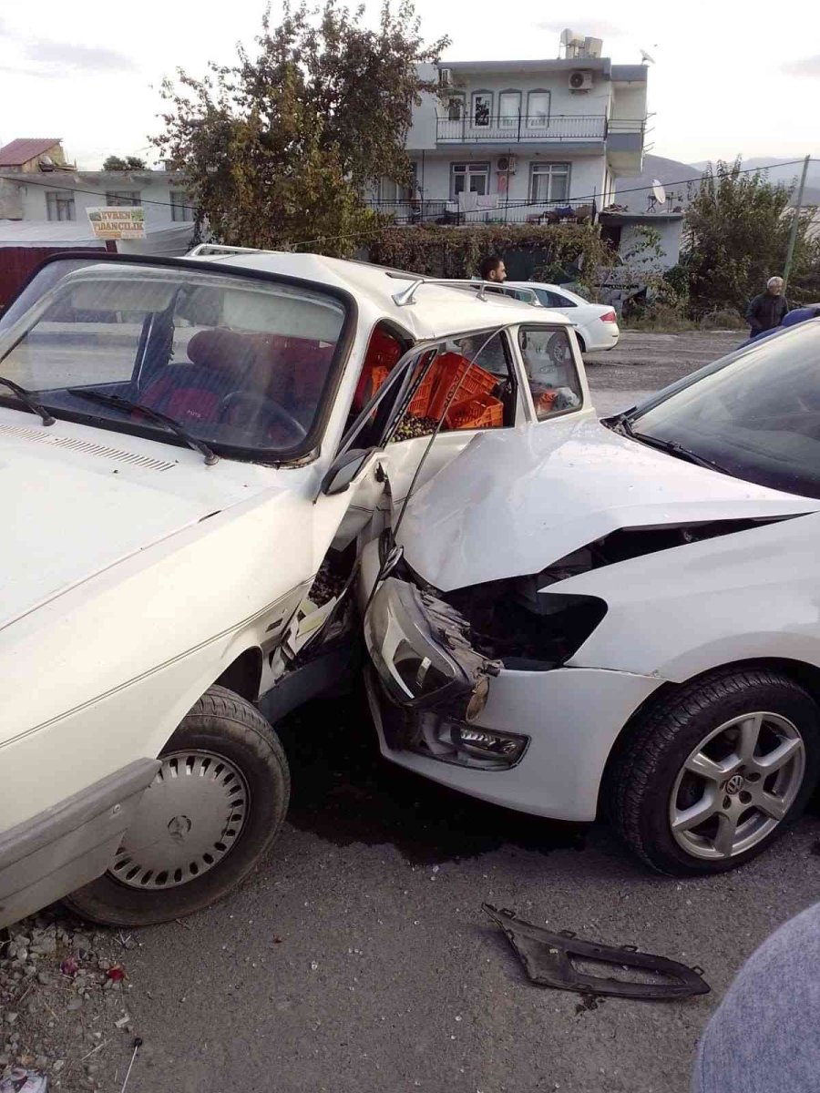 Gazipaşa’da İki Otomobil Çarpıştı: Zeytinler Yola Savruldu