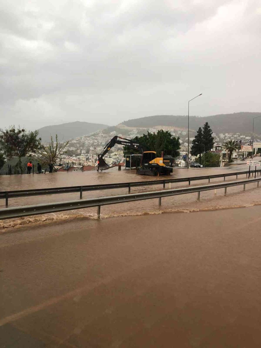 Kaş’ta Yağış Etkili Oldu