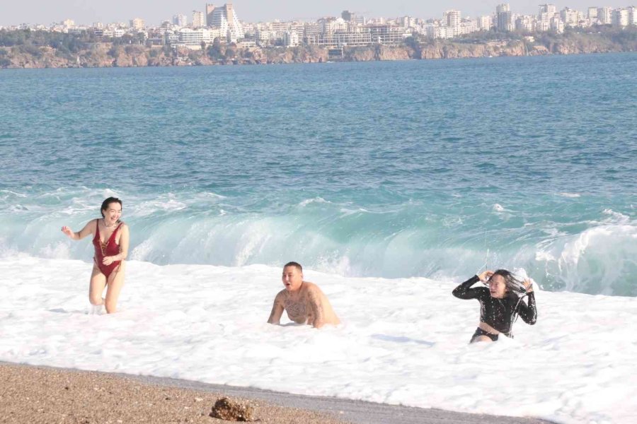 Antalya’nın Batısında Sağanak Yağmur: Dünyaca Ünlü Sahilde Dalga Keyfi