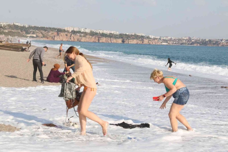 Antalya’nın Batısında Sağanak Yağmur: Dünyaca Ünlü Sahilde Dalga Keyfi