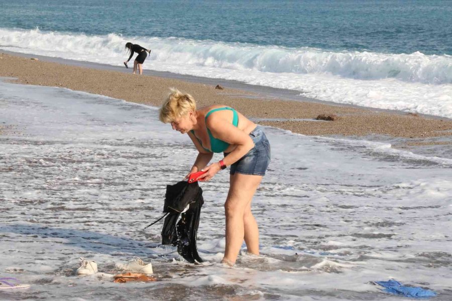 Antalya’nın Batısında Sağanak Yağmur: Dünyaca Ünlü Sahilde Dalga Keyfi