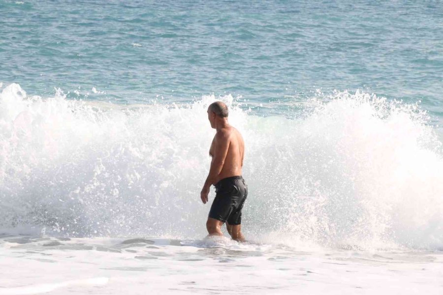 Antalya’nın Batısında Sağanak Yağmur: Dünyaca Ünlü Sahilde Dalga Keyfi